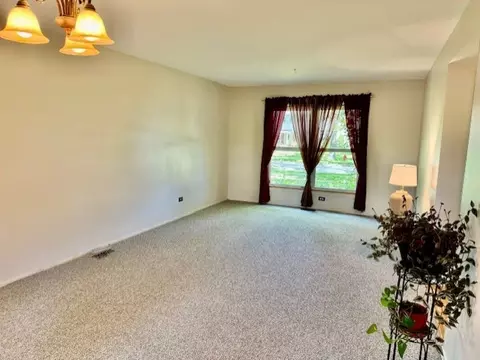 Living - 531 Harvard Ln, Hoffman Estates, IL 60169 photo 4 of 13