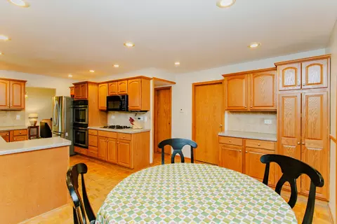 Kitchen - 531 Harvard Ln, Hoffman Estates, IL 60169 photo 5 of 5