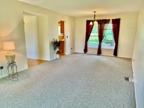 Living - 531 Harvard Ln, Hoffman Estates, IL 60169 photo 5 of 13