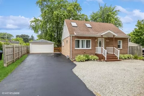 7036 Garden Ln, Bridgeview, IL 60455 photo 2