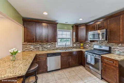 7036 Garden Ln, Bridgeview, IL 60455 photo 10
