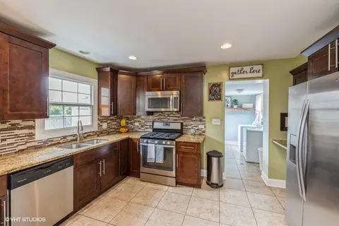 7036 Garden Ln, Bridgeview, IL 60455 photo 11