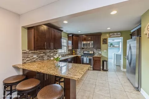 7036 Garden Ln, Bridgeview, IL 60455 photo 9