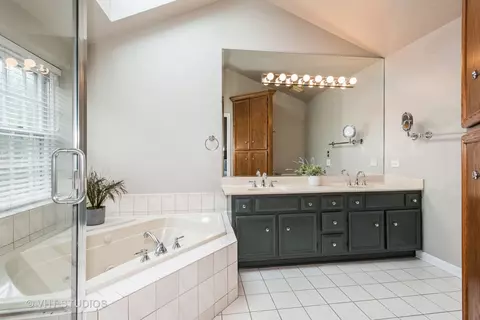 Bath - 0 N141 Cobblestone Ln, Wheaton, IL 60187 photo 2 of 4