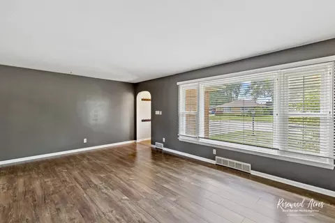 Living - 947 Hawthorne Ln, Kankakee, IL 60901 photo 3 of 3