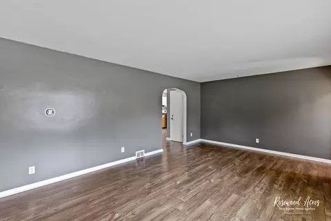 Living - 947 Hawthorne Ln, Kankakee, IL 60901 photo 2 of 3