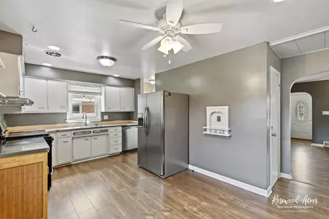 Kitchen - 947 Hawthorne Ln, Kankakee, IL 60901 photo 2 of 3