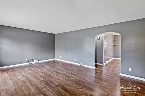Living - 947 Hawthorne Ln, Kankakee, IL 60901 photo 1 of 3