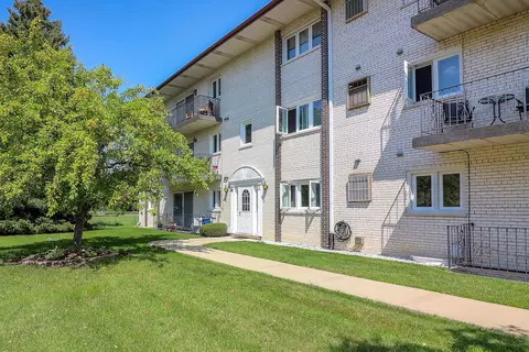 7530 W 111th St #1D, Worth, IL 60482