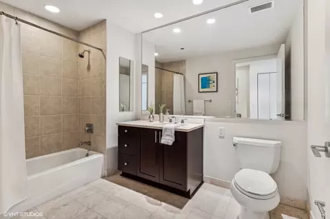 Bath - 60 E Monroe St #4904, Chicago, IL 60603 photo 3 of 3