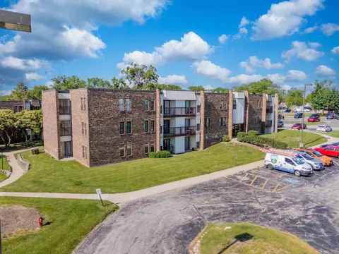 2222 Country Club Dr #11, Woodridge, IL 60517