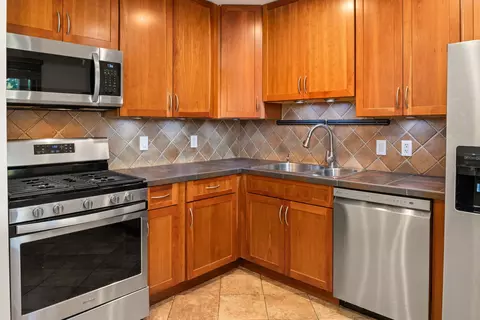 Kitchen - 1575 Sandpebble Dr #217, Wheeling, IL 60090 photo 3 of 3