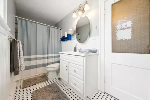 Bath - 352 N Worth Ave, Elgin, IL 60123 photo 2 of 2