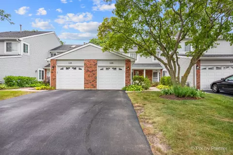 128 Brittany Dr #E, Streamwood, IL 60107