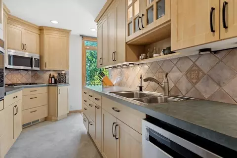 1351 E 55th Pl, Chicago, IL 60637 photo 5
