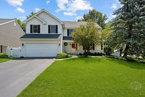 395 Colonial Cir, Geneva, IL 60134