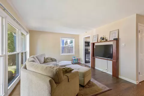 396 Mcclure Ave, Elgin, IL 60123 photo 2