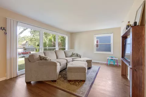 396 Mcclure Ave, Elgin, IL 60123 photo 4