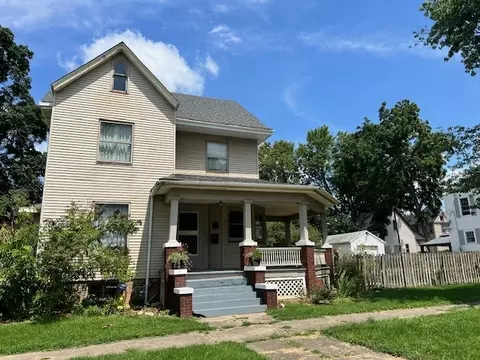 121 W White St, Clinton, IL 61727