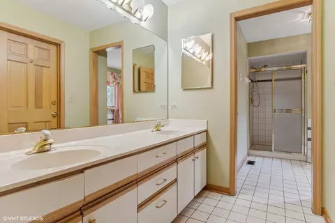 Bath - 2736 Downing Ct, Aurora, IL 60502 photo 1 of 4