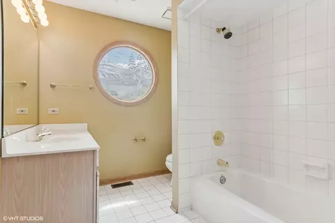 Bath - 2736 Downing Ct, Aurora, IL 60502 photo 4 of 4