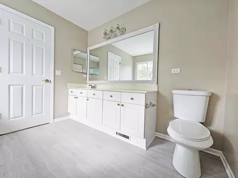 Bath - 28847 Pilgrims Pass, Lakemoor, IL 60051 photo 2 of 5