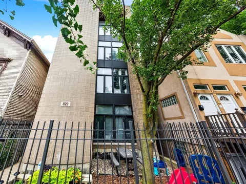 829 N May St #3, Chicago, IL 60642