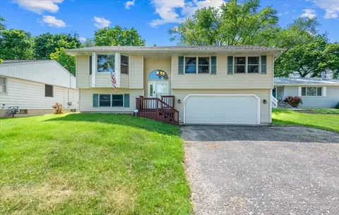 5215 N Lake St, Mchenry, IL 60050
