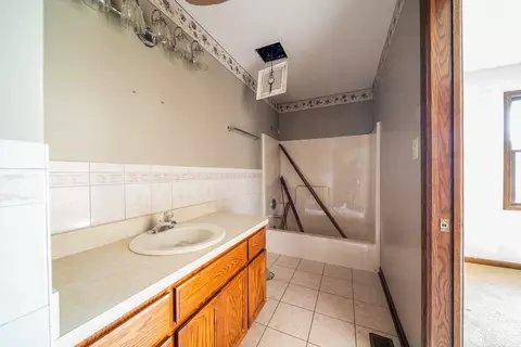 Bath - 1917 Cumberland Dr, Plainfield, IL 60586 photo 2 of 2