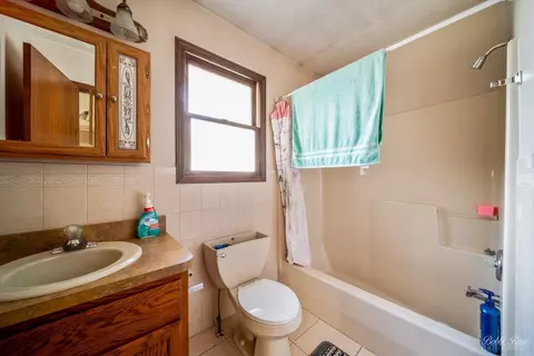 Bath - 1917 Cumberland Dr, Plainfield, IL 60586 photo 1 of 2