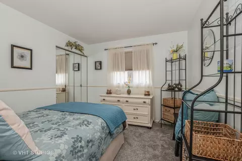 Bedroom - 15205 Pine Dr, Oak Forest, IL 60452 photo 4 of 4