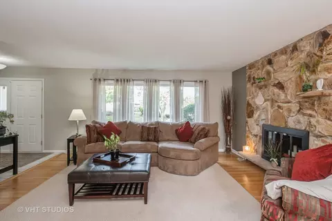 Living - 15205 Pine Dr, Oak Forest, IL 60452 photo 2 of 3