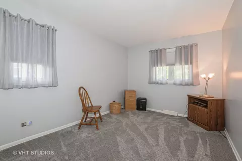 Bedroom - 15205 Pine Dr, Oak Forest, IL 60452 photo 3 of 4