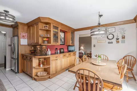 Kitchen - 15205 Pine Dr, Oak Forest, IL 60452 photo 3 of 4