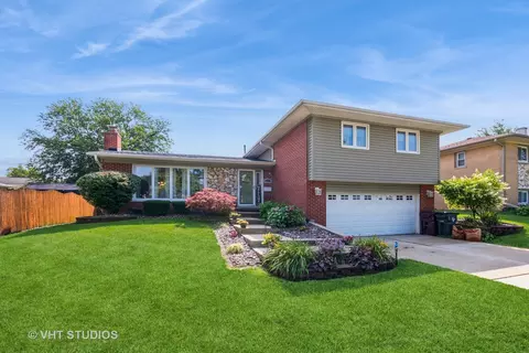 15205 Pine Dr, Oak Forest, IL 60452