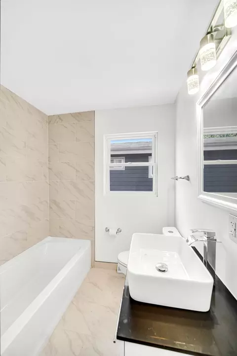 Bath - 11619 S Elizabeth St, Chicago, IL 60643 photo 2 of 4