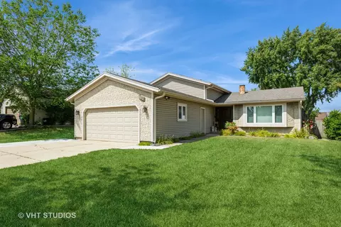 310 Exmoor Dr, Streamwood, IL 60107