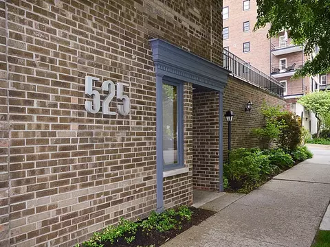 525 Grove St #6D, Evanston, IL 60201