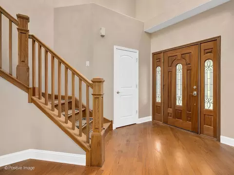 1015 S Gables Blvd, Wheaton, IL 60189 photo 3