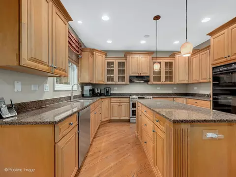 1015 S Gables Blvd, Wheaton, IL 60189 photo 5