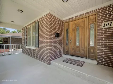 1015 S Gables Blvd, Wheaton, IL 60189 photo 2