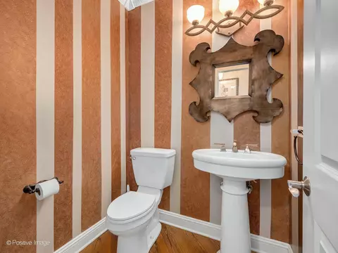 1015 S Gables Blvd, Wheaton, IL 60189 photo 11