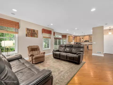 1015 S Gables Blvd, Wheaton, IL 60189 photo 8