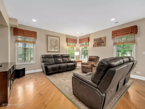 1015 S Gables Blvd, Wheaton, IL 60189 photo 10