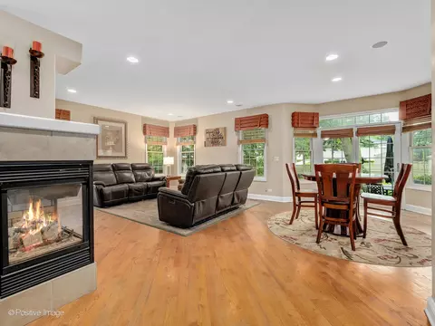 1015 S Gables Blvd, Wheaton, IL 60189 photo 7