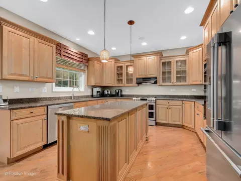1015 S Gables Blvd, Wheaton, IL 60189 photo 4