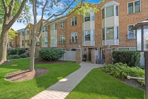 102 Bishop Quarter Ln, Oak Park, IL 60302