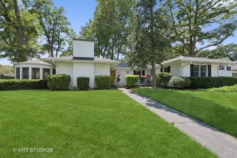233 Charlotte Pl, Mundelein, IL 60060