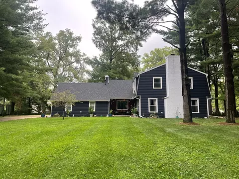 1206 W Lake Dr, Mahomet, IL 61853