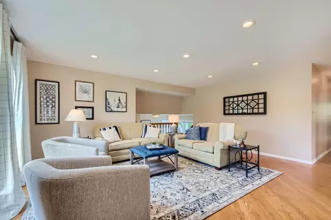 845 Park Dr, Hoffman Estates, IL 60192 photo 3